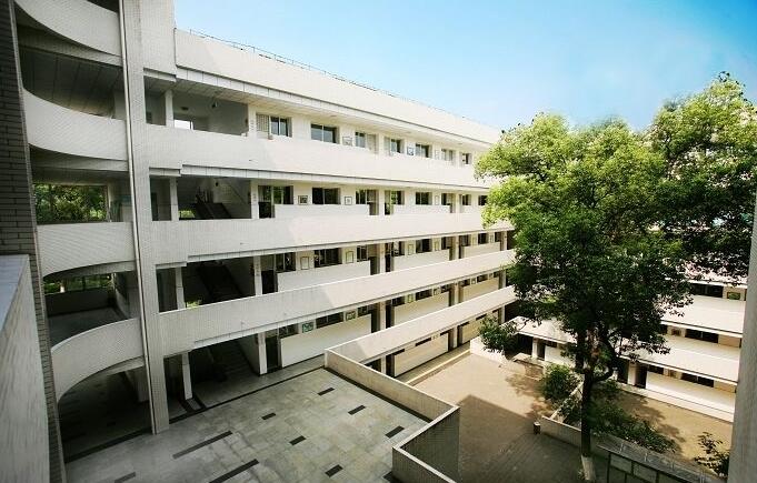 綦江縣楊地灣學(xué)?！赋踔胁俊?></a></div>
            <dl>
              <dt><a href=